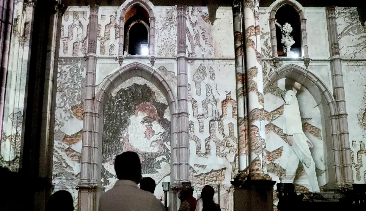 Orang-orang menikmati pertunjukan Lisbon Under Stars di Reruntuhan Gereja Carmo di Lisbon, Portugal (26/8/2020). Pertunjukan ini akan berlangsung hingga 31 Oktober merupakan pertunjukan multidisiplin yang bertujuan untuk meningkatkan budaya dan warisan Lisbon. (Xinhua/Pedro Fiuza)