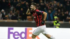 Pemain AC Milan, Patrick Cutrone melakukan selebrasi usai mencetak gol ke gawang F-91 Dudelange dalam laga kelima Grup F Liga Europa di Stadion San Siro, Milan, Italia, Kamis (29/11). AC Milan menang 5-2. (AP Photo/Luca Bruno)