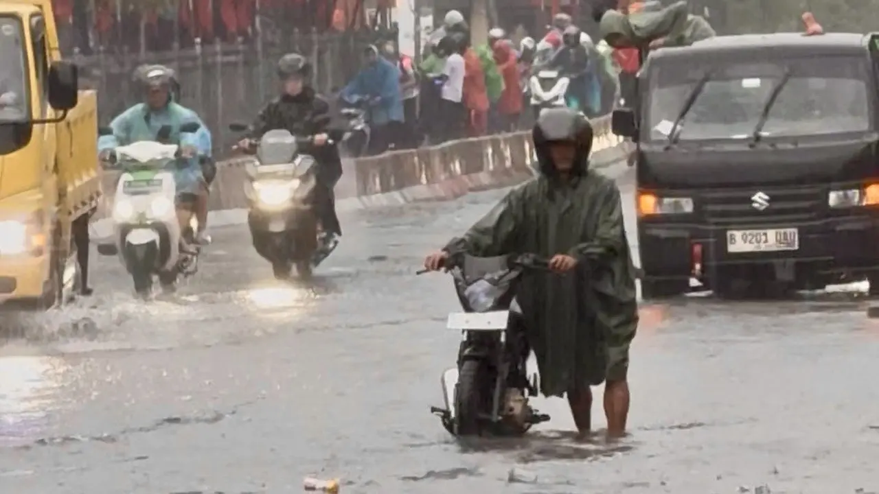 Banjir yang menerjang kawasan Mangga Dua Raya, Jakarta Pusat.