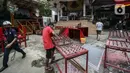 Warga membersihkan Vihara Amurva Bhumi, Jakarta, Selasa (25/1/2022). Kegiatan bersih-bersih tersebut dilakukan dalam rangka menyambut perayaan Imlek 2573 Kongzili pada 1 Februari 2022 mendatang. (Liputan6.com/Johan Tallo)