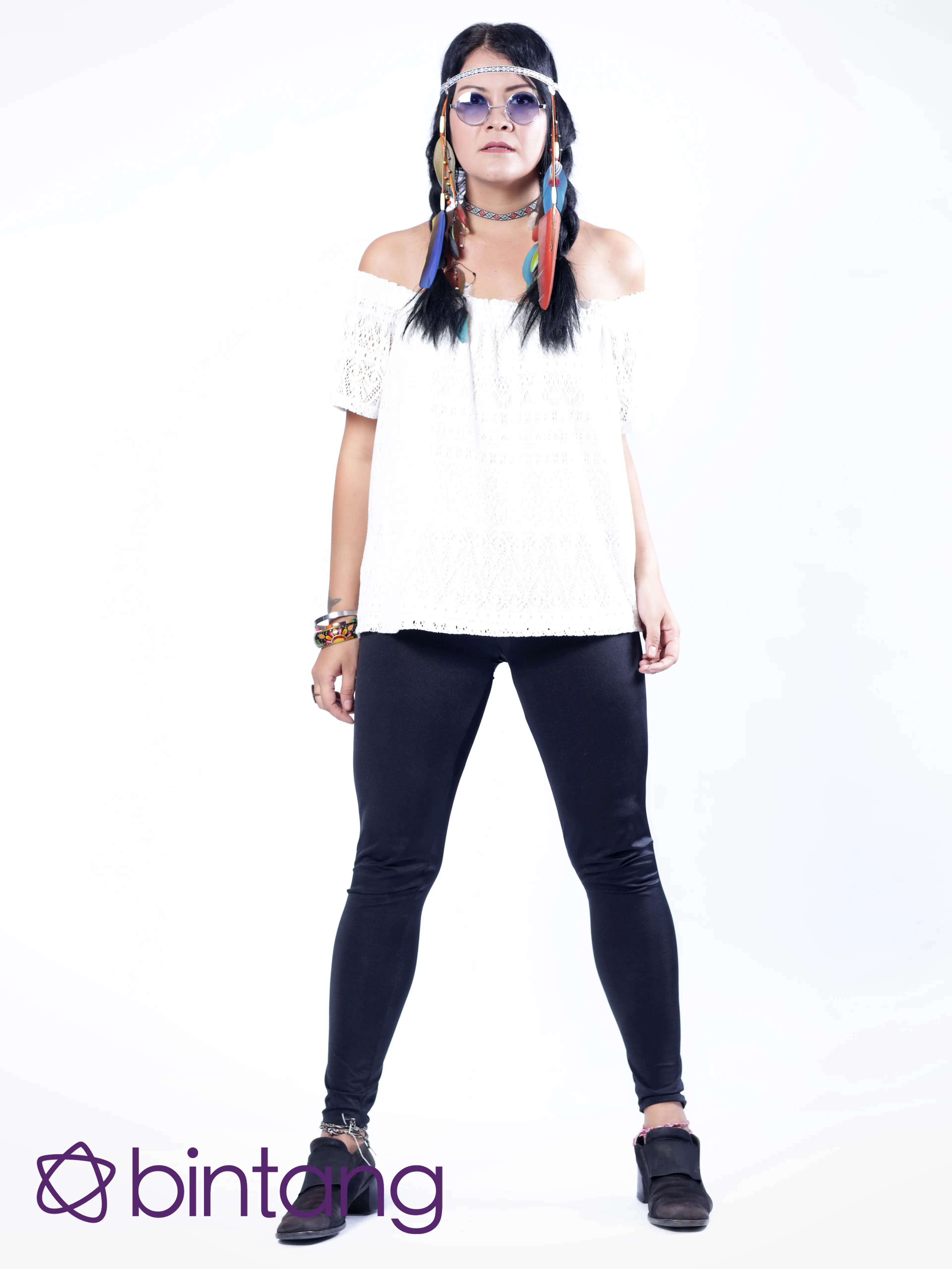 Dua kali karam berumah tangga, Melanie anggap bukan akhir segalanya. (Make Up: Vera Kusumadewi, Headpiece: @sammydewoodstock, Fashion Stylist: Indah Wulansari, Fotografer: Adrian Putra/Bintang.com Digital Imaging: Muhammad Iqbal Nurfajri/Bintang.com)