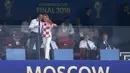 Presiden Kroasia Kolinda Grabar-Kitarovic (kanan) merangkul Presiden Prancis Emmanuel Macron (kiri) selama pertandingan final Piala Dunia 2018 antara Prancis dan Kroasia di Stadion Luzhnik, Moskow, Rusia, Minggu (15/7). (AP Photo/Natacha Pisarenko)