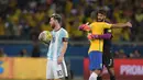 Lionel Messi (kiri) terlihat kecewa saat timnya kalah 0-3 dari Brasil pada laga Kualifikasi Piala Dunia 2018 zona Amerika Selatan di Stadion Governador Magalhaes Pinto, Belo Horizonte, Kamis (10/11/2016). (AFP/Douglas Magno)