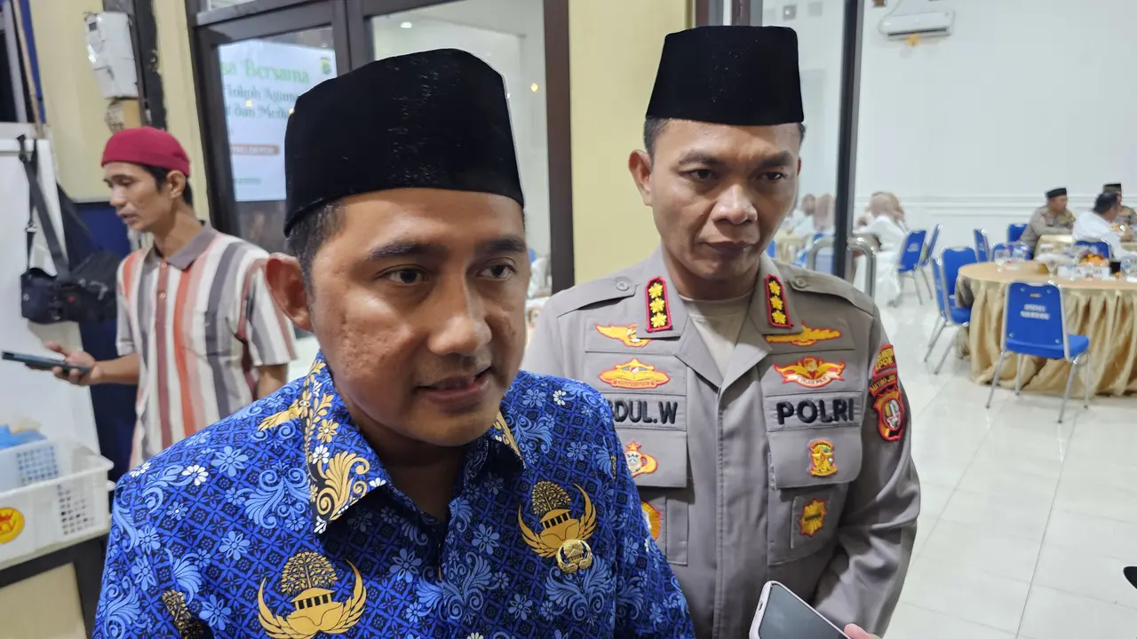 Kapolres Metro Depok, Kombes Abdul Waras bersama Wakil Wali Kota Depok, Chandra Rahmansyah usai berbuka puasa di Polres Metro Depok