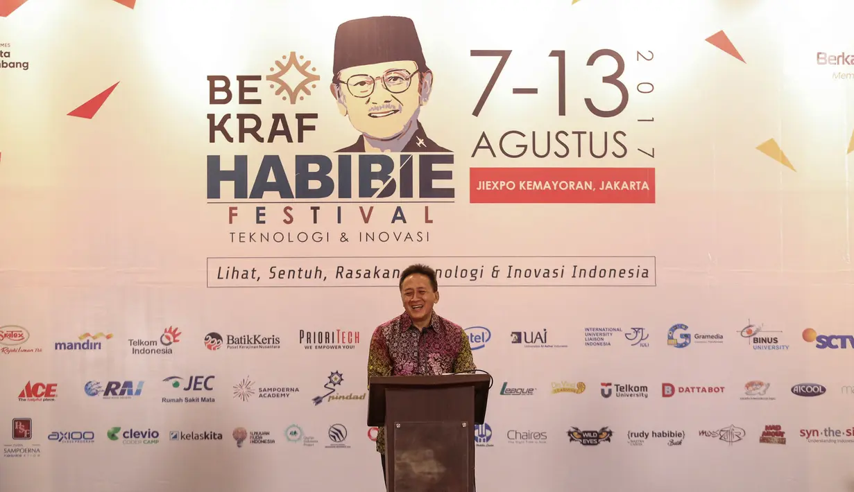 Kepala Bekraf Triawan Munaf memberikan sambutan dalam acara Habibie Festival 2017 di Jakarta, Senin (7/8). Festival mengambil tema "Technolog Inovation for People". (Liputan6.com/Faizal Fanani)