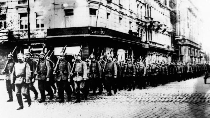 Pasukan Jerman berbaris rapi melewati jalan-jalan Antwerp selama Perang Dunia I di Belgia pada tahun 1914. Perang Dunia I diikuti lebih dari 70 juta tentara. (AP Photo, File)