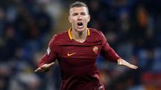 Striker AS Roma, Edin Dzeko, merayakan gol yang dicetaknya ke gawang Cagliari pada laga Serie A di Stadion Olimpico, Roma, Minggu (22/1/2017). Dzeko menjadi top scorer Serie A dengan 29 gol. (EPA/Angelo Carconi)