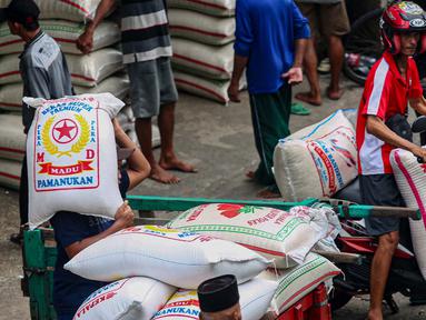 Aktivitas pekerja saat mengangkat karung berisi beras yang akan dijual di Pasar Kebayoran Lama, Jakarta, Rabu (17/4/2024). (Liputan6.com/Angga Yuniar)