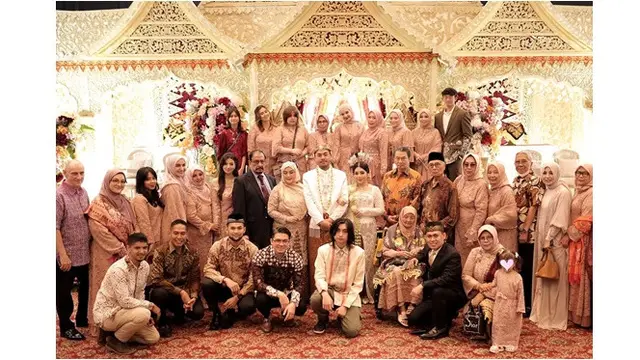 6 Potret Zaskia dan Shireen Sungkar Kondangan Bareng, Kompak dengan Keluarga Besar