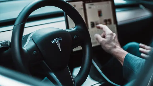 Ilustrasi mobil listrik Tesla. Credit: David von Diemar/Unsplash