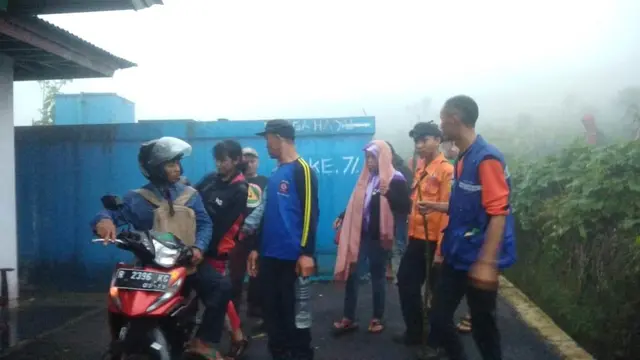 Lima remaja dievakuasi ke Pos Gunung Malang dan diantar ke Desa Limpakluwus, Sumbang, Banyumas. (Liputan6.com/Tagana Banyumas/Muhamad Ridlo)
