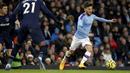 Gelandang Manchester City, David Silvamenggiring bola saat bertanding melawan West Ham pada pertandingan lanjutan Liga Inggris di stadion Etihad di Manchester, Inggris, Rabu (19/2/2020). City menang atas West Ham 2-0. (AP Photo/Rui Vieira)