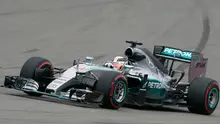 Pembalap Formula Satu (F1) tim Mercedes, Lewis Hamilton mengendarai mobilnya pada Grand Prix Rusia di Sochi, Minggu (11/10/2015). Lewis Hamilton memenangkan ajang Formula GP Rusia. (REUTERS/Grigory Dukor)