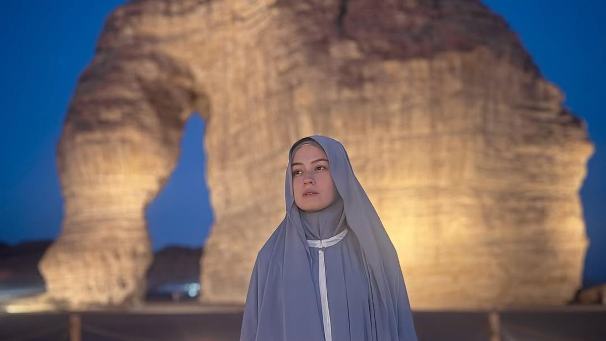 6 Pesona Kimberly Ryder Kunjungi Al Ula dengan Hijab dan Gamis Elegan, Makin Memesona di Era Single