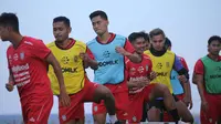 Gelandang bertahan baru Bali United Tegar Infantrie (tiga dari depan) saat sesi latihan fisik dengan Bali United di Training Center Bali United pada Senin sore (15/5/2023). (Bola.com/Alit Binawan)