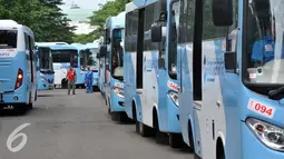 Petugas mengecek Kopaja terintegrasi Transjakarta terparkir di Parkir Timur Senayan, Jakarta, Selasa (22/12). Rute yang terintegrasi dengan koridor VI Dukuh Atas-Ragunan. (Liputan6.com/Johan Tallo)
