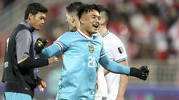 Kiper Timnas Indonesia, Ernando Ari Sutaryadi merayakan kemenangan 1-0 atas Vietnam setelah berakhirnya laga kedua Grup D Piala Asia 2023 di Abdullah Bin Khalifa Stadium, Doha, Qatar, Jumat (19/1/2024). (AP Photo/Hussein Sayed)