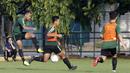 Pemain Timnas Indonesia U-22, Osvaldo Haay, menendang bola saat latihan di Lapangan ABC, Senayan, Jakarta, Jumat (11/1). Pemain muda terbaik Liga 1 2018 itu baru bergabung pada hari kelima pemusatan latihan skuat Garuda Muda. (Bola.com/M Iqbal Ichsan)