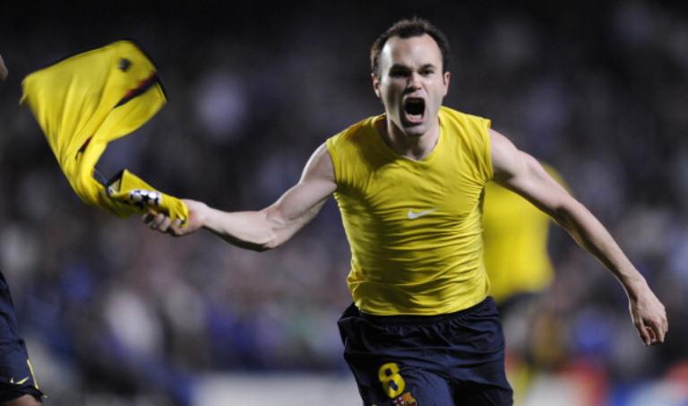 Andres Iniesta mencetak gol ke gawang Chelsea sekaligus memastikan langkah Barcelona ke final Liga Champions 2009. (AFP/Lluis Gene)