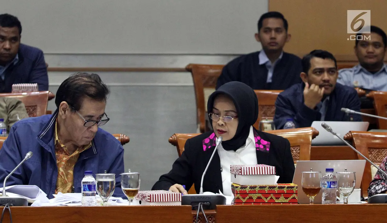 Kepala BPHN, Nasional Enny Nurbaningsih (kanan) dan anggota tim pemerintah pembahasan RUU KUHP yang juga pakar hukum Muladi mengikuti rapat RUU KUHP dengan Komisi III DPR di kompleks Parlemen, Senayan, Jakarta, Senin (5/2). Liputan6.com/Johan Tallo)