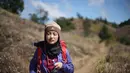 Gadis kelahiran Depok, Jawa Barat ini tampak menunjukkan muka kepayahan. Dengan tetap membawa bagpack dan air minum di depannya, ia tampil menggunakan jaket gunung berwarna biru. Kupluk berwarna coklat terpasang di kepalanya.  (Liputan6.com/IG/@arafahrianti)
