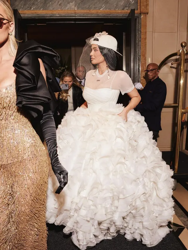Penampilan Kylie Jenner di Met Gala 2022, hadirkan bridal look untuk menghormati mendiang Virgil Abloh