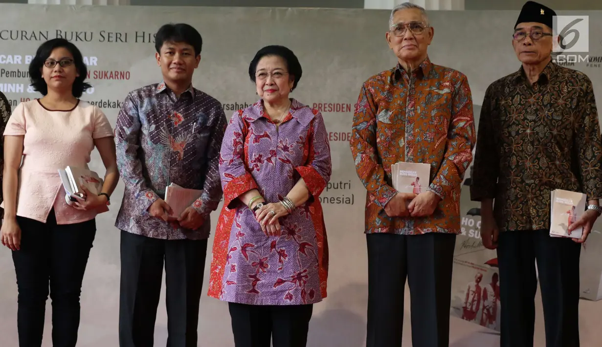 Presiden Indonesia ke-5 Megawati Soekarnoputri (tengah) berfoto bersama dengan Wakil Presiden ke-6 Tri Sutrisno (kedua kanan) saat peluncuran buku tentang Soekarno di Jakarta, Kamis (30/11). (Liputan6.com/Angga Yuniar)