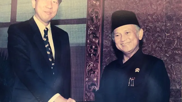 Kenangan Mantan Wakil PM Singapura Teo Chee Hean saat bersama mendiang BJ Habibie. (Facebook/Teo Chee Hean)