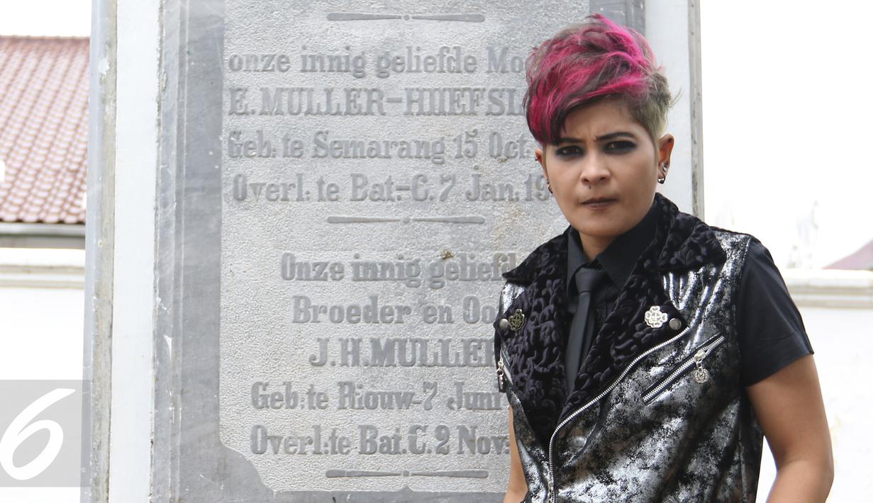 Gitaris The Virgin, Mita berpose usai melakukan proses pembuatan video klip di Museum Taman Prasasti, Jakarta, Sabtu (23/1/2016). Nuansa gothic begitu kental di video klip 'Bungkam' ini. (Liputan6.com/Herman Zakharia)