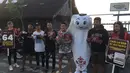 Maskot Piala Dunia 2022, La'eeb berfoto bersama warga saat mengunjungi Dermaga Banjar Raya,  Banjarmasin, Sabtu (29/10/2022). Kedatangan La'eeb ini disambut antusias oleh pengunjung dan pedagang. Dia menjadi buruan warga untuk berfoto. (FOTO: Dok. SCM)