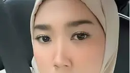Kerap tampil terbuka dengan baju seksi, di beberapa momen Kiky aputri tampak mengubah penampilan dengan mengenakan hijab. Penampilannya saat berhijab ini banjir pujian dari warganet. (Liputan6.com/IG/@kikysaputrii)