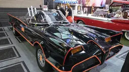 Para pengunjung mengamati Batmobile dari film "Batman" (1966) di Klairmont Kollections di Chicago, Illinois, Amerika Serikat (AS) (25/10/2020). Klairmont Kollections merupakan sebuah museum koleksi mobil pribadi yang menampilkan lebih dari 300 kendaraan. (Xinhua/Joel Lerner)