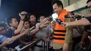Beberapa menit setelahnya, Bupati Karawang Ade Swara yang mendekam di rutan Guntur datang mengenakan kemeja cokelat berompi tahanan KPK, Jakarta, Selasa (5/8/14). (Liputan6.com/Miftahul Hayat)