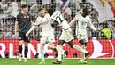 Gelandang Real Madrid, Federico Valverde (kedua kiri) merayakan golnya bersama  Antonio Rudiger saat pertandingan sepak bola leg pertama perempat final Liga Champions melawan Manchester City di Stadion Santiago Bernabeu, Madrid pada 9 April 2024. (JAVIER SORIANO/AFP)