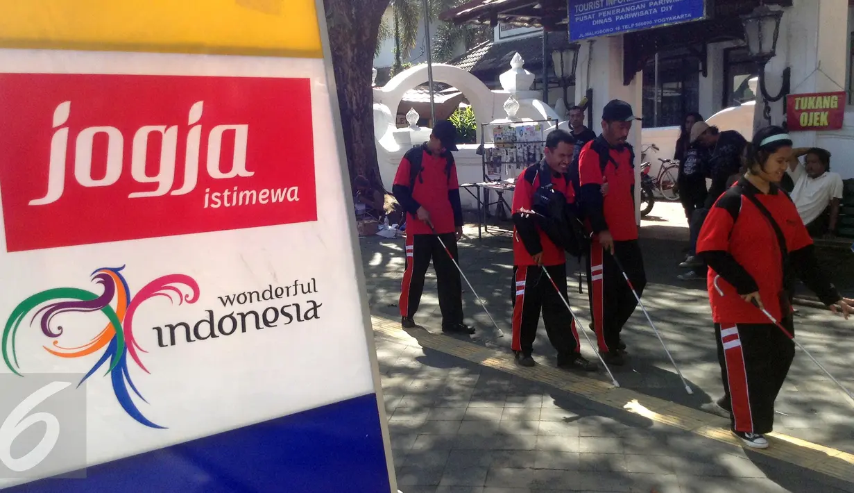Sejumlah penyandang tuna netra mengikuti sosialisasi jalur disablitas di kawasan pendestrian, Malioboro, Yogyakarta, (4/6).Sosialisai di selenggarkan agar penyandang disablitas dapat menggunakan fasilitas umum dengan mudah.(Boy Harjanto)