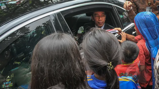 Usai Jamuan Makan Siang dengan Delegasi KAA, Jokowi Bagikan Buku Kepada Warga