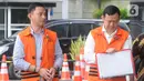 Kepala Dinas Perdagangan nonaktif Kabupaten Lampung Utara Wanhendri (kiri) dan Kepala Dinas PUPR Syahbuddin tiba di Gedung KPK, Jakarta, Jumat (3/1/2020). Keduanya diperiksa sebagai tersangka terkait sejumlah proyek Dinas PUPR dan Dinas Perdagangan Kabupaten Lampung Utara. (merdeka.com/Nwi Narwoko)