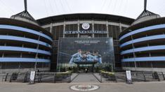 Poster raksasa bergambar pemain Manchester City terpasang di Stadion Etihad, Manchester, Senin (17/4/2018). Persiapan ini dilakukan untuk merayakan pesta juara Manchester City meraih gelar Premier League. (AFP/Paul Ellis)