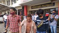 IKB digiring ke Mapolrestabes Palembang, usai melakukan aksi penjambretan di depan Stasiun Kereta Api (KA) Kertapati Palembang (Liputan6.com / Nefri Inge)
