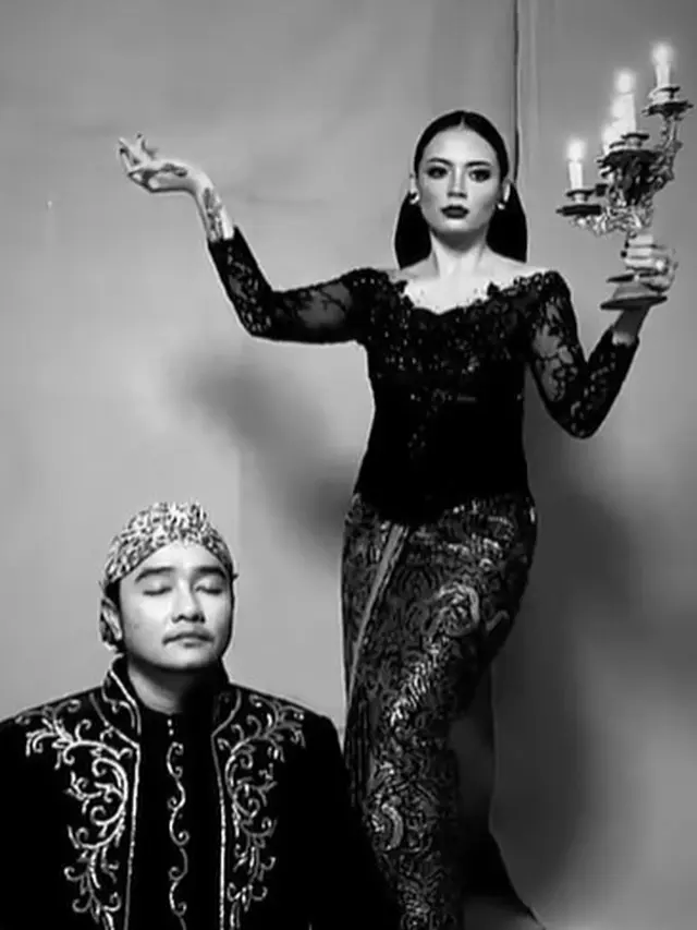 Kompak Pakai Baju Adat, Ini 7 Gaya Pemotretan Abash dan Jeje Bak Prewedding