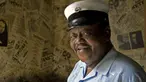 Foto yang diambil pada 19 Agustus 2007 ini menunjukkan, musisi Fats Domino berpose usai diwawancarai mengenai album"Goin 'Home: A Tribute to Fats Domino". Ia dikabarkan meninggal di kediamannya di Harvey, Louisiana. (AFP Photo/ Paul J. Richards)