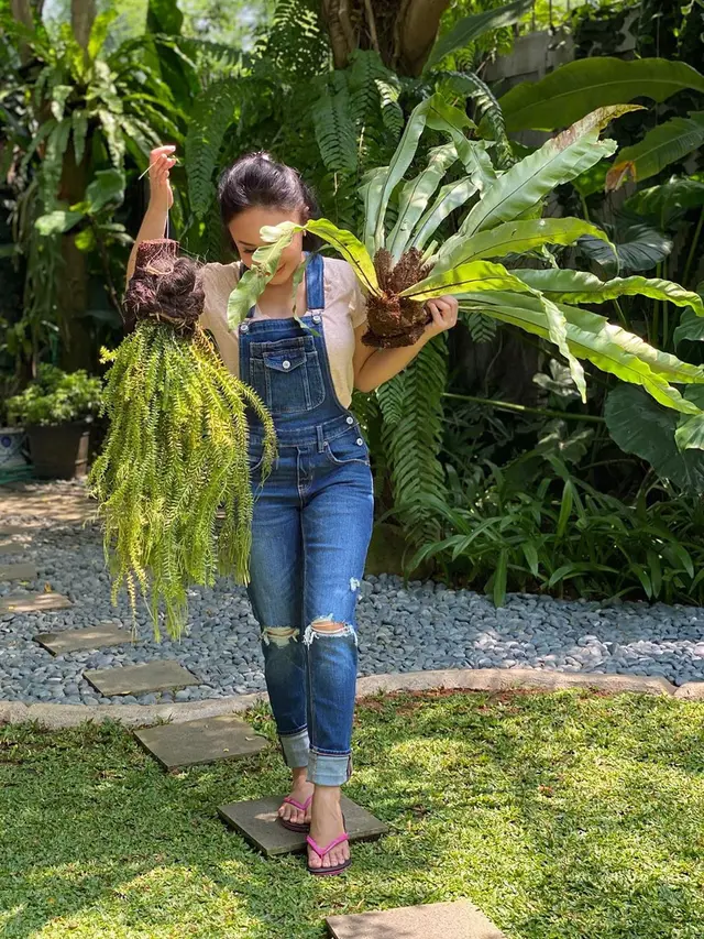 7 Gaya Yuni Shara Berkebun, Dari Pakai Daser Hingga Celana Sobek
