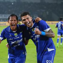 Pemain Persib Bandung, Berguinho (kanan) merayakan golnya bersama Adam Alis pada laga pekan ke-18 BRI Super League 2025/2026 melawan PSBS Biak di Stadion GBLA, Kota Bandung, Minggu (25/1/2026) malam. (Bola.com/Erwin Snaz)