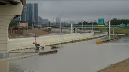 Jalan bebas hambatan ditutup akibat terendam banjir yang disebabkan badai tropis Beta di Houston, Texas, Amerika Serikat (AS), 22 September 2020. Badai tropis Beta yang membawa guyuran hujan ke Texas menyebabkan sejumlah titik di wilayah tersebut tergenang banjir. (Xinhua/Chengyue Lao)