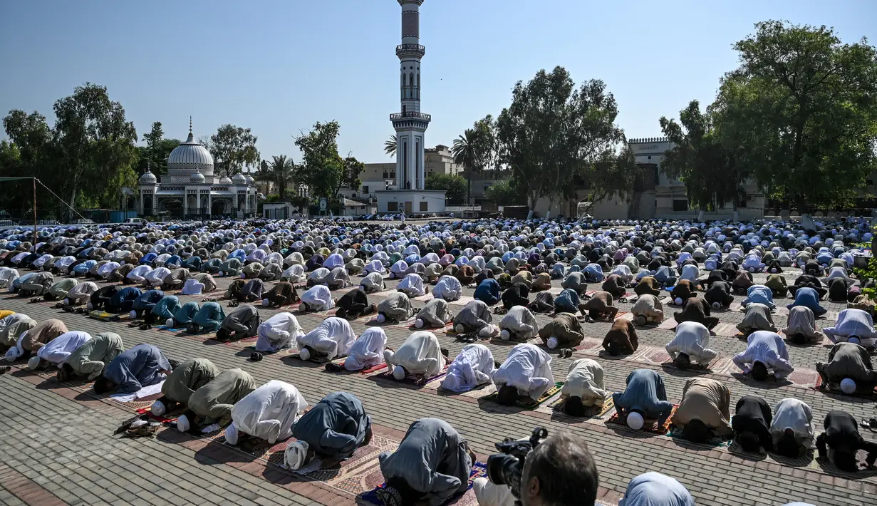 Umat muslim melaksanakan salat Idul Fitri di Eidgah Sharif Darbar, Rawalpindi, Pakistan, Minggu (24/5/2020). Idul Fitri tahun ini dirayakan umat muslim seluruh dunia di tengah pandemi virus corona COVID-19. (Aamir QURESHI/AFP)