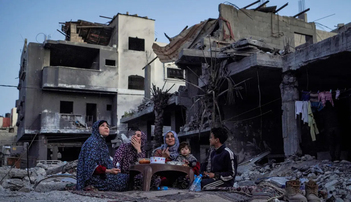 Ibadah Ramadan tahun ini dijalani warga Palestina di Gaza dalam suasana tak menentu. (Foto: AFP)