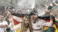 Nico Rosberg saat merayakan keberhasilan dirinya meraih gelar juara F1 2016 bersama sang istri tecinta, Vivian Sibold di Yas Marina Circuit, Abu Dhabi,  (27/11/2016).  (EPA/Srdjan Suki)