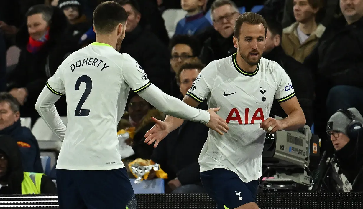 Harry Kane. Striker Tottenham Hotspur ini total telah mencetak 18 gol dari total 29 laga di semua ajang musim 2022/2023. Ia sementara memuncaki daftar top skor The Lilywhites dengan unggul jauh atas legiun asing Korea Selatan, Son Heung-min di posisi kedua yang baru mengemas 8 gol. (AFP/Ben Stansall)