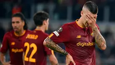 Reaksi pemain AS Roma Gianluca Mancini setelah pemain Real Betis mencetak gol pada pertandingan sepak bola Liga Europa di Roma, Italia, 6 Oktober 2022. AS Roma kalah 1-2 dari Real Betis. (Alfredo Falcone/LaPresse via AP)