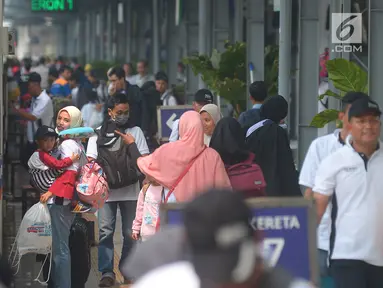 Calon pemudik bersiap menaiki kereta di Stasiun Senen, Jakarta, Jumat (8/6). Berdasarkan data yang dihimpun humas Stasiun Pasar Senen, jumlah keberangkatan penumpang sampai hari ini mencapai 24.922 ribu. (Merdeka.com/Imam Buhori)